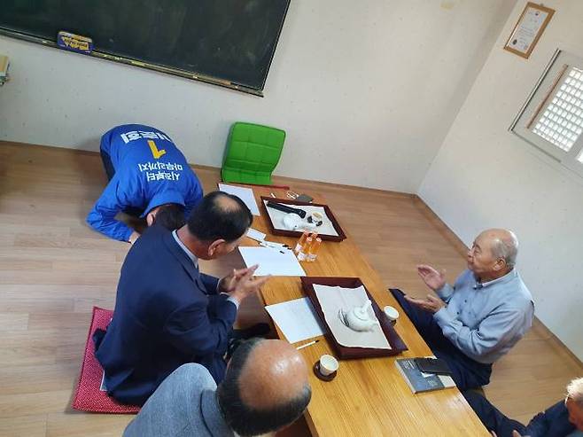 이춘희 후보가 연기면 연기향교를 방문, 넙죽 절을 하고 있다.