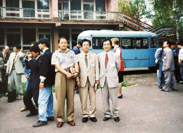 이양구(왼쪽) 전 우크라이나 대사가 1999년 모스크바에서 열린 UBF 수련회에서 양마가(가운데·목사) 목자 등과 함께 찍은 사진. 양 목자는 이 전 대사가 UBF고대안암센터에서 성경공부할 때 은사였던 양안나 사모의 남편이자 센터 책임자다.