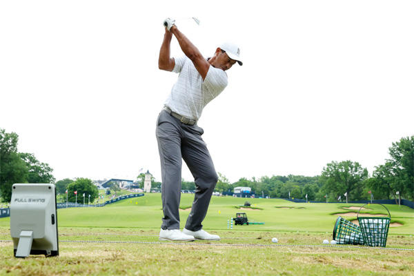 18일(한국시간) 타이거 우즈가 PGA 챔피언십 개막을 하루 앞두고 미국 오클라호마주 털사 서던힐스CC에서 연습하고 있다. [AFP = 연합뉴스]