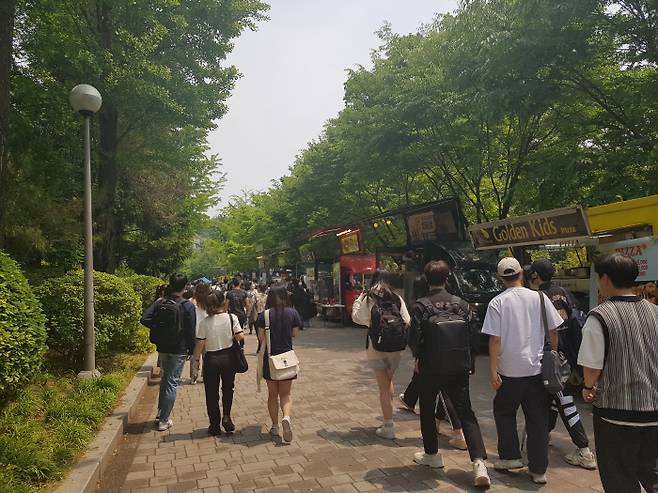 대학 내 축제를 진행중인 서울시립대학교 내 거리. [한재혁 인턴기자]