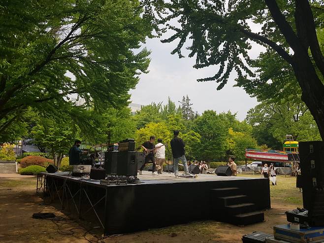 서울시립대학교 밴드 동아리가 공연을 하고 있다. [한재혁 인턴기자]