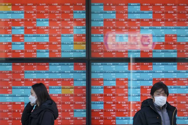 일본 도쿄 증권거래소 앞을 지나는 시민들/AFPBBNews=뉴스1