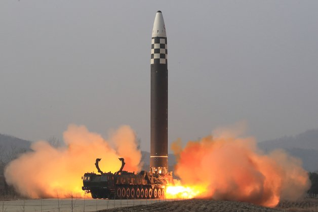 북한 노동당 기관지 노동신문은 지난 3월 김정은 노동당 총비서의 직접적인 지도에 따라 신형 대륙간탄도미사일(ICBM) '화성포-17'형 시험발사가 단행됐다고 전했다./사진=뉴스1
