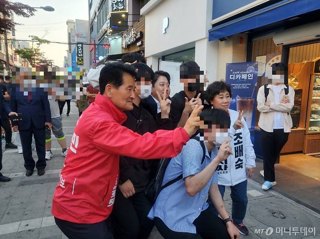 이준석 국민의힘 대표가 18일 전북 전주 전북대학교 앞에서 시민들과 사진을 찍고있다./사진=안채원 기자