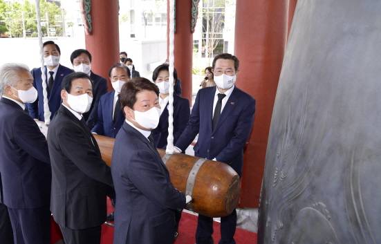 이용섭 광주광역시장과 권영진 대구광역시장 등이 18일 오후 동구 국립아시아문화전당 앞 민주의 종각에서 열린 제42주년 5·18민주화운동 기념 '민주의 종 타종식' 행사에 참석해 타종을 하고 있다./사진=광주시