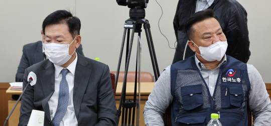 서로 다른 시선 : 류기정(왼쪽) 한국경영자총협회 전무와 이동호 한국노총 사무총장이 17일 정부세종청사 최저임금위원회 2차 전원회의에 참석해 서로 다른 곳을 바라보며 개의를 기다리고 있다. 연합뉴스