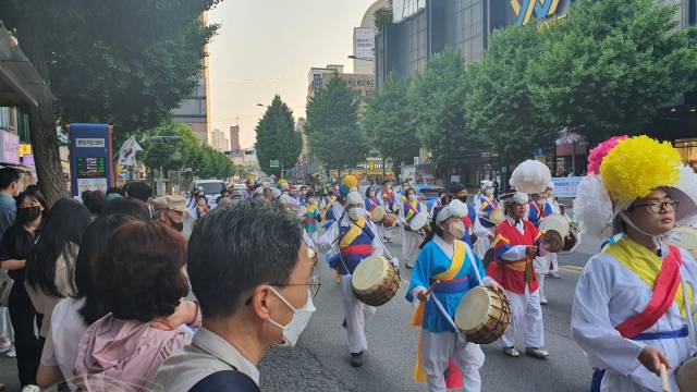 이날 전야제를 앞두고 수백여명의 시민과 관람객들이 행사장 주변에서 장사진을 이뤘다. 사물놀이 공연팀이 식전 분위기를 돋구고 있다. 서인주 기자