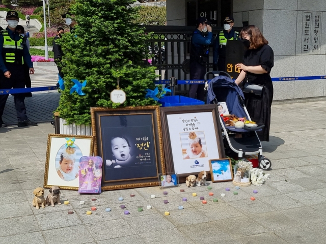 ‘정인이 사건’ 대법원 선고가 있던 지난달 28일 서울 서초구 대법원 주위에 시민들이 마련한 정인이 추모 사진과 물품들. 유동현 기자