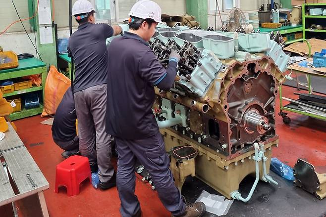[부산=뉴시스] 해경정비창에서 해경 경비함정 엔진 총 분해수리 모습. (사진=해경정비창 제공) *재판매 및 DB 금지