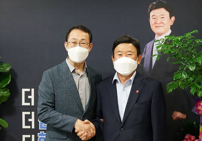 [제주=뉴시스] 김광수 제주교육감 후보(오른쪽)와 고창근 전 제주교육감 예비후보가 18일 김 후보 선거사무소에서 손을 맞잡고 있다. (사진=김광수 후보 선거사무소 제공) *재판매 및 DB 금지