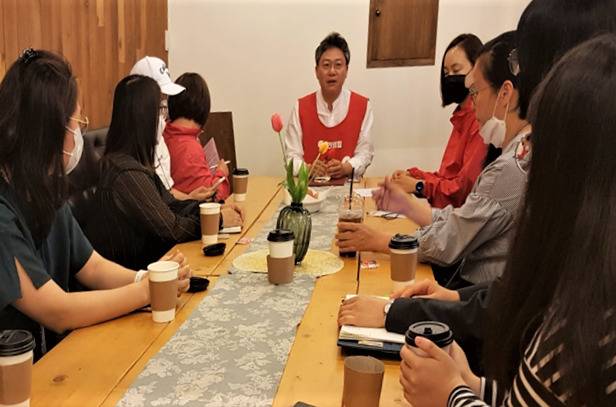 '맘스홀릭' 맘카페 간담회에 참석한 박정하 국민의힘 원주갑 국회의원 후보.  *재판매 및 DB 금지