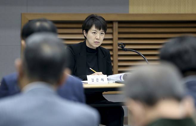 [양주=뉴시스] 최진석 기자 = 김은혜 국민의힘 경기도지사 후보가 18일 오전 경기 양주시 경기섬유종합지원센터 컨벤션 홀에서 열린 중소기업중앙회 경기북부·경기지역본부 간담회에서 참석자들의 발언을 메모하고 있다.  (사진= 김은혜 캠프 제공) 2022.05.18. photo@newsis.com *재판매 및 DB 금지