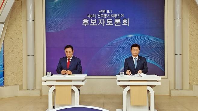 (왼쪽)최민호 국민의힘, 이춘희 더불어민주당 세종시장 후보가 토론에 앞서 준비하고 있다. 2022.05.18.(사진=세종시출입기자단) *재판매 및 DB 금지