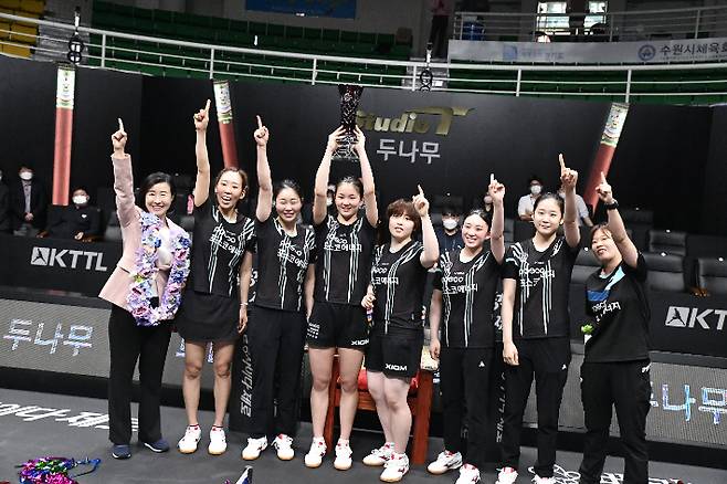 '2022 두나무 한국프로탁구리그(KTTL)' 여자 코리아 리그 1위로 챔피언 결정전에 직행한 포스코에너지 선수단. KTTL
