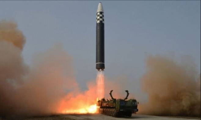 북한이 지난 3월 24일 발사한 신형 대륙간탄도미사일(ICBM)인 '화성-17형'. 뉴스1