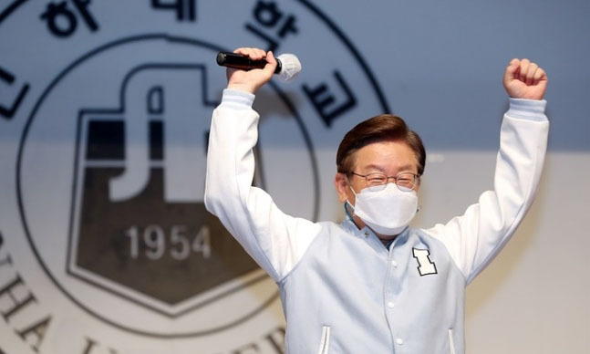 국회의원 보궐선거 ‘인천 계양을’에 출마한 이재명 더불어민주당 총괄선거대책위원장이 16일 오후 인천 미추홀구 인하대학교 용현캠퍼스 본관 대강당에서 열린 ‘박남춘 인천시장 후보와 함께하는 청춘남춘 소통간담회’에서 인하대 점퍼를 입고 두 팔을 들며 인사를 대신하고 있다. 인천=연합뉴스