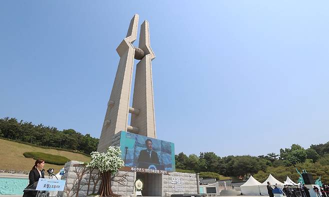 18일 광주 북구 운정동 국립5·18민주묘지에서 5·18민주화운동 42주기 기념식이 열리고 있다. 광주전남사진기자회
