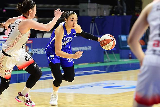 신한은행으로 유니폼을 갈아입은 김소니아가 우리은행 소속으로 뛰던 2021∼2022시즌 여자프로농구 BNK전에서 골밑돌파를 시도하고 있다. WKBL 제공