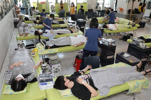 대구시민 헌혈 사랑 나눔 축제 - 17일 오전 대구 북구 태전동 대구보건대에서 열린 ‘제24회 헌혈 축제-대구보건인과 함께하는 헌혈 사랑 나눔’에 참가한 학생들이 헌혈하고 있다.대구 뉴스1