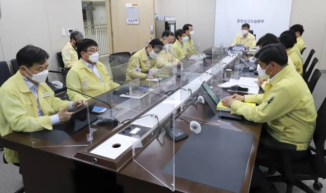 이기일 보건복지부 제 1차관이 18일 중앙재난안전대책본부 회의를 주재하고 있다. 사진제공=보건복지부