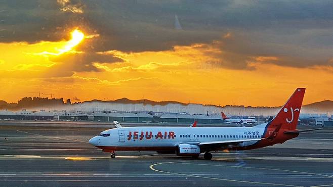 제주특별자치도는 6월1일부터 적용되는 '제주 무사증 일시정지 해제'와 관련해 19일 법무부가 고시를 할 예정이라고 18일 밝혔다. 정기적으로 방문할 수 있는 문이 열린다는 점에서 국제 관광 활성화에 커다란 이점으로 작용할 전망이다. ⓒ시사저널 제주취재본부