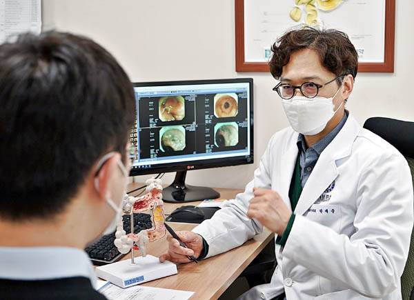박재준 연세암병원 교수가 대장내시경 검사 환자에게 결과를 설명하고 있다. / 연세암병원 제공
