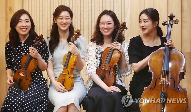 에스메 콰르텟, 연합뉴스와 인터뷰 (서울=연합뉴스) 진연수 기자 = 현악사중주단 에스메 콰르텟이 지난 17일 서울 서초구 리한아트홀에서 연합뉴스와 인터뷰에 앞서 포즈를 취하고 있다. 왼쪽부터 배원희, 하유나, 김지원, 허예은. 2022.5.18 jin90@yna.co.kr