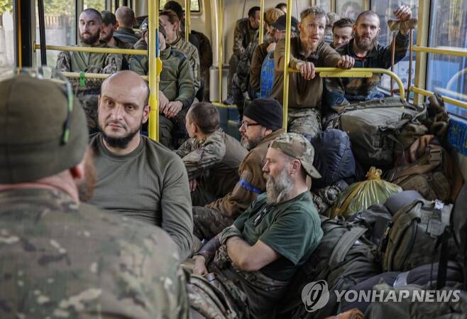 호송 버스에 앉아 있는 우크라 아조우스탈 투항병들 (마리우폴 EPA=연합뉴스) 17일(현지시간) 우크라이나 남부 항구 도시 마리우폴의 아조우스탈(아조프스탈) 제철소에서 투항한 우크라이나군 병사들이 호송 버스 안에 앉아 있다. 러시아 국방부는 51명의 중상자를 포함해 모두 265명이 무기를 놓고 투항했다고 밝혔다. 2022.5.18 jsmoon@yna.co.kr