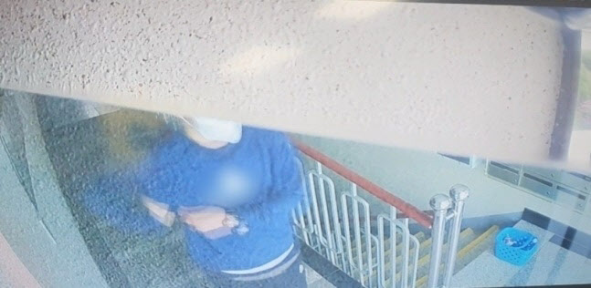 아파트 공동현관 CCTV에 찍힌 피의자 모습. (사진=연합뉴스)