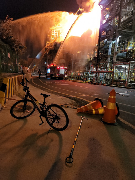 울산 남구 에스오일 공장에서 진화 작업을 하고 있는 소방대원들 〈시청자 제공 사진〉