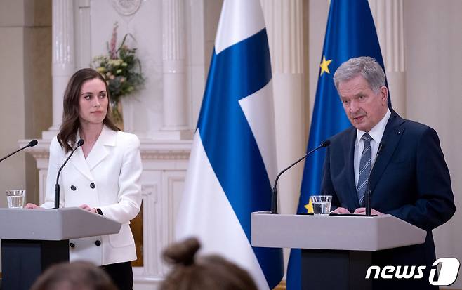 사울리 니니스퇴 핀란드 대통령과 산나 마린 총리가 15일(현지시간) 헬싱키 대통령 궁에서 공동 기자회견을 갖고 나토에 가입 신청을 하기로 결정했다고 밝히고 있다. © AFP=뉴스1 © News1 우동명 기자