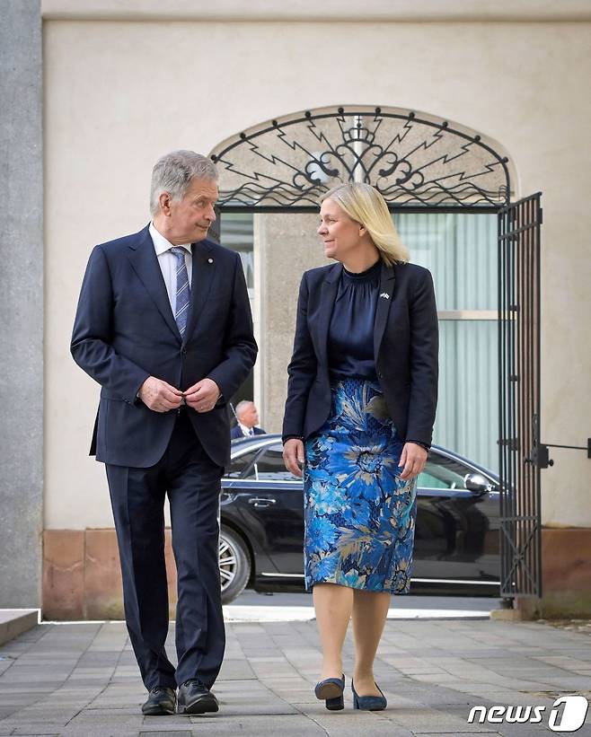 사울리 니니스퇴 핀란드 대통령과 마그달레나 안데르손 스웨덴 총리가 17일(현지시간) 스톡홀름에서 나토 가입 신청서 제출을 앞두고 회담을 하러 가고 있다. © AFP=뉴스1 © News1 우동명 기자