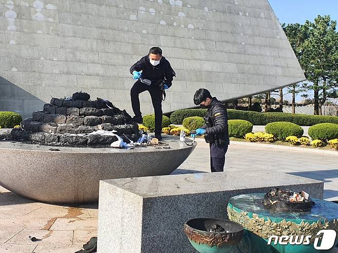 지난 17일 오후 9시쯤 제주시 제주4·3평화공원 위령제단에 신원미상의 남성이 불을 지르는 방화 사건이 발생해 경찰이 수사 중이다.(제주4·3평화재단 제공)2021.11.18/뉴스1 © News1 오미란 기자