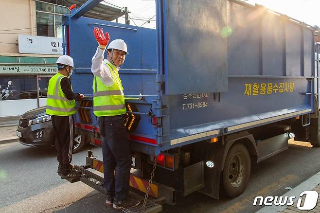 19일 6·1 지방선거 공식선거운동이 시작된 가운데 더불어민주당 이광재 후보가 환경미화 수거현장을 찾아 업무를 돕고 있다.(이광재 후보 선거사무소 제공) 2022.5.19/뉴스1