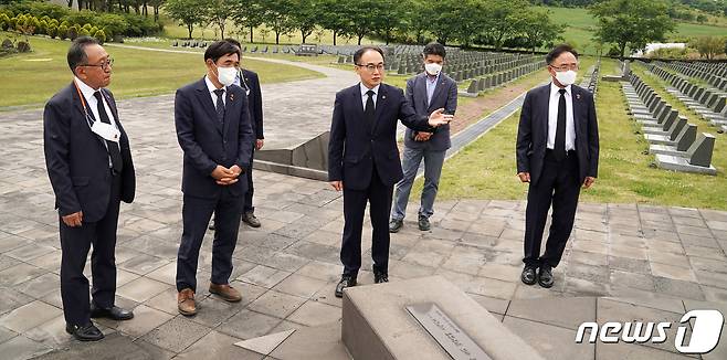 오는 23일자로 대검찰청 차장검사에 임명된 이원석 제주지방검찰청 검사장이 19일 제주시 봉개동 제주4·3평화공원을 방문해 제주4·3 희생 영령 앞에 참배한 뒤 행방불명인 표석을 살피고 있다.2022.5.19/뉴스1 © News1 오미란 기자