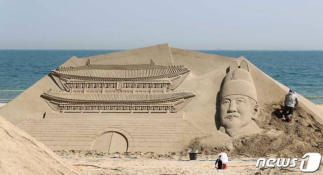 모래조각가들이 부산 해운대해수욕장에서 축제 전시 작품을 만들고 있다. 2022.4.20/뉴스1 © News1 김영훈 기자