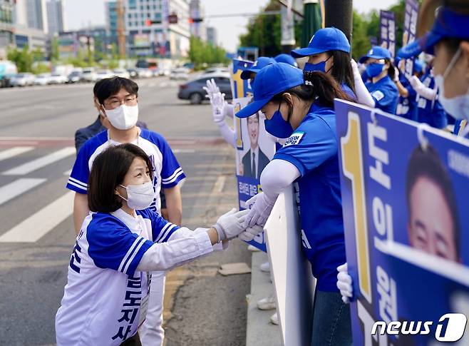 양승조 후보의 배우자인 남윤자 여사가 19일 자가격리 중인 양 후보를 대신해 선거 운동원을 격려하고 거리 유세를 펼치고 있다. © 뉴스1