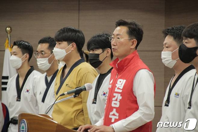 원강수 국민의힘 강원 원주시장 후보가 19일 원주시청 다목적홀에서 기자회견을 열고 '태권도 전용 경기장 건립' 등의 공약을 발표하고 있다. (원강수 국민의힘 원주시장 후보 선거사무소 제공) 2022.5.19/뉴스1 신관호 기자.