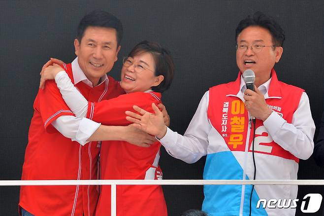 6·1지방선거 선거운동 첫날인 19일 국민의힘 경북도당이 포항시 죽도시장에서 합동유세를 펼치고 있다. 이철우 경북도지사 후보(오른쪽)가 공천과정 중 발생한 이강덕 포항시장 후보와 김정재 국민의힘 경북도당 위원장 사이에 발생했던 문제를 화해 시키고 있다. 2022.5.19/뉴스1 © News1 최창호 기자