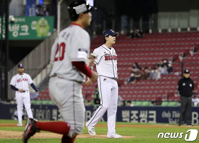 19일 오후 서울 송파구 잠실야구장에서 열린 프로야구 '2022 신한은행 SOL KBO리그' SSG랜더스와 두산베어스의 경기, 두산 박정수가 4회초 1사 만루에서 밀어내기 볼넷을 허용하고 있다. 2022.5.19/뉴스1 © News1 김진환 기자