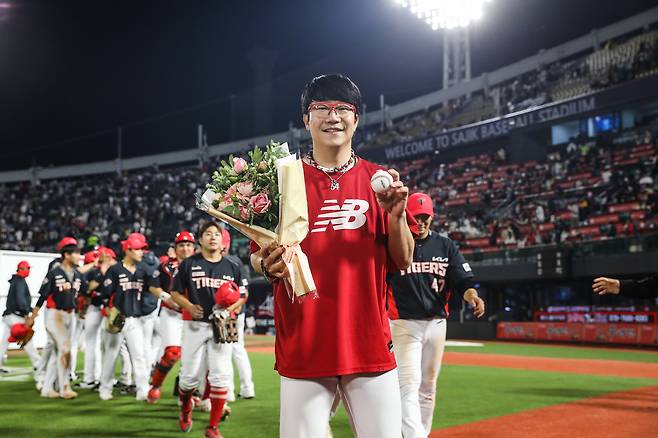 양현종이 19일 KBO리그 사직 롯데 자이언츠전에서 통산 150승을 달성한 후 기뻐하고 있다.(KIA 타이거즈 제공) © 뉴스1