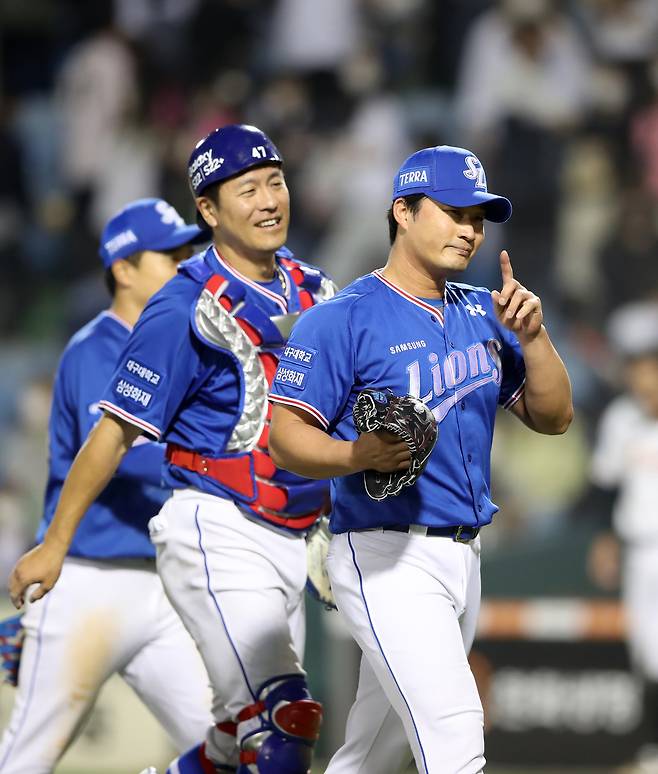 삼성 라이온즈 투수 오승환(오른쪽)이 19일 KBO리그 통산 350세이브를 달성한 후 포수 강민호와 기뻐하고 있다.(삼성 라이온즈 제공) © 뉴스1