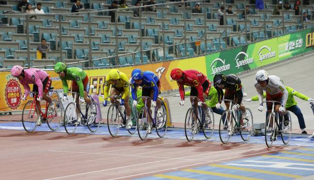 광명스피돔에서 특선급 선수들이 경주를 출발하고 있다