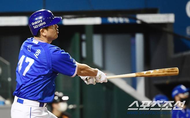 2022 KBO리그 한화이글스와 삼성라이온즈의 경기가 18일 대전한화생명이글스 파크에서 열렸다. 삼성 강민호가 9회초 무사 2,3루에서 동점 2타점 2루타를 치고 있다. 대전=최문영 기자 deer@sportschosun.com/2022.05.18/