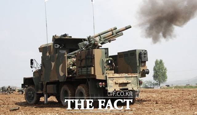 한화디펜스가 개발한 차륜형 자주곡사포 K105A1.K105A1 자주포는 105mm 견인곡사포를 5톤 트럭에 탑재해 자주화하고, 자동사격통제시스템과 위치확인시스템을 적용하여 운용 효율성을 획기적으로 향상시킨 신개념 무기체계다./한화디펜스