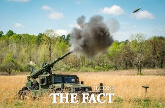 미국 맨더스그룹이 개발한 험비 탑재 105mm 차륜형 자주포 호크아이./맨더스그룹