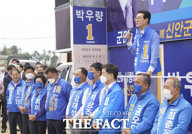 민주당 박우량 전남 신안군수 후보가 19일 선거사무소 개소식을 갖고 6·1지방선거 필승을 다짐하고 있다. 개소식에는 서삼석 국회의원, 정라미 여사(김영록 전남지사 부인), 장석웅·김대중 전남교육감 후보, 광역·기초의원 후보자 등이 참석해 박 후보 승리에 뜻을 같이했다./신안=홍정열 기자