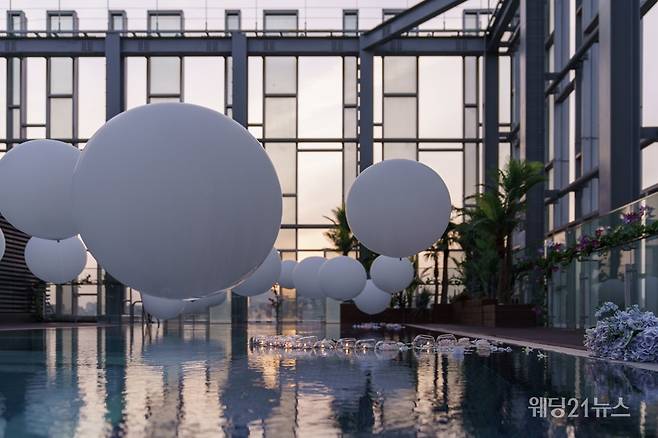 사진 : 노보텔 앰배서더 서울 동대문 웨딩 쇼케이스, 새롭게 단장한 '그랜드볼룸&nbsp;라온 & 루프톱 가든' 이색적인 웨딩