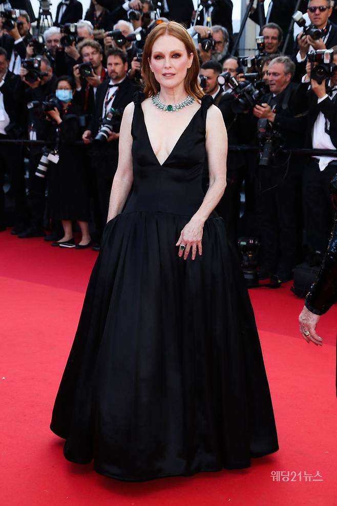 사진 :&nbsp;제75회 칸 영화제(Cannes Film Festival),&nbsp;배우 줄리안 무어(Julianne Moore) -&nbsp;Julianne Moore wears Bottega Veneta (사진제공 :&nbsp;보테가 베네타)