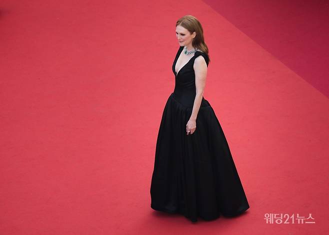 사진 :&nbsp;제75회 칸 영화제(Cannes Film Festival),&nbsp;배우 줄리안 무어(Julianne Moore) -&nbsp;Julianne Moore wears Bottega Veneta (사진제공 :&nbsp;보테가 베네타)